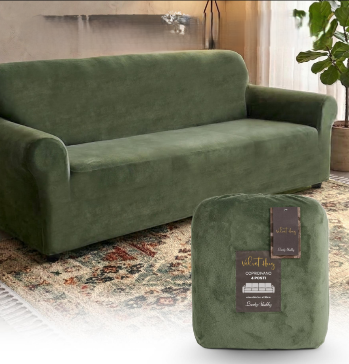 Copridivano verde Velvet Hug in velluto elasticizzato su divano con braccioli