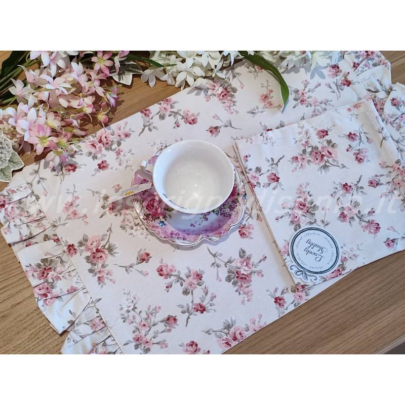 Tovaglietta americana con tovagliolo e decoro floreale della serie Garden di Lovely Shabby. Vista ambientata