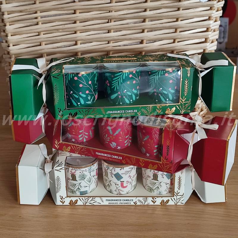 Tre varianti di candele profumate natalizie in scatola regalo firmate Boltze. Vista frontale