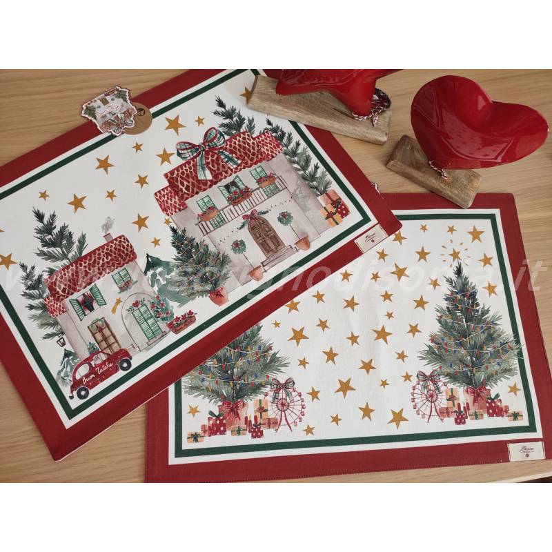 Set da 2 tovagliette natalizie con decoro stelle e case, serie Un Natale Italiano di Blanc Mariclò. Vista frontale