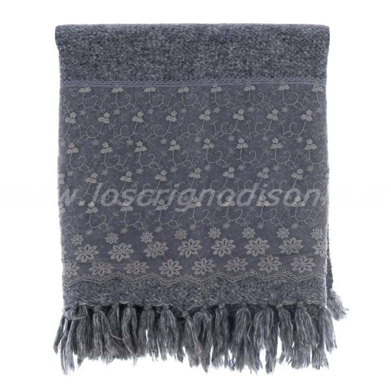Plaid copritutto con frange e pizzo, colore grigio, serie Dentelle firmata Blanc Mariclò. Vista frontale