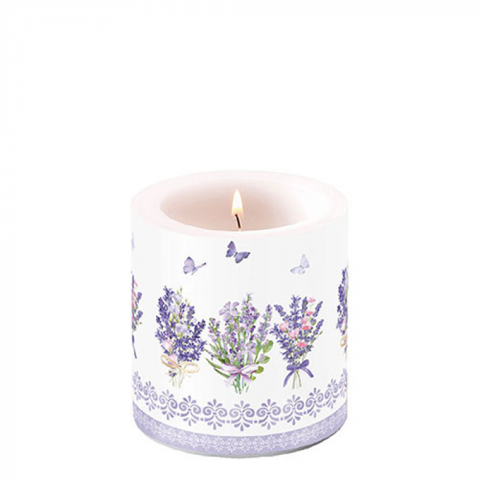Candela decorata con fiori di lavanda, serie Lovely Lavander di Ambiente Europe. Vista frontale