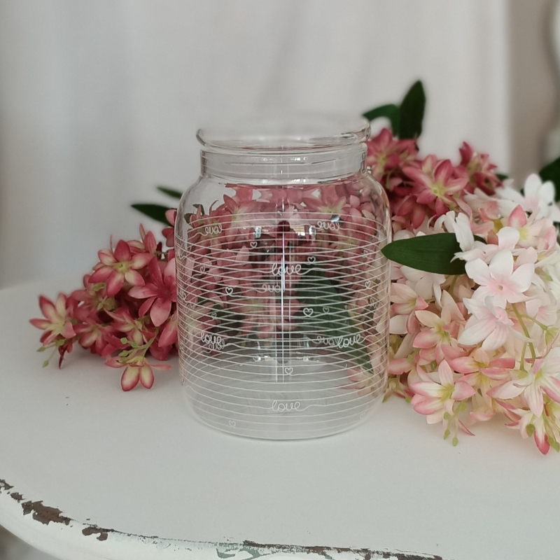 Barattolo in vetro shabby, decorato con scritta 'Love' della serie My Home di Nuvole di Stoffa. Vista frontale
