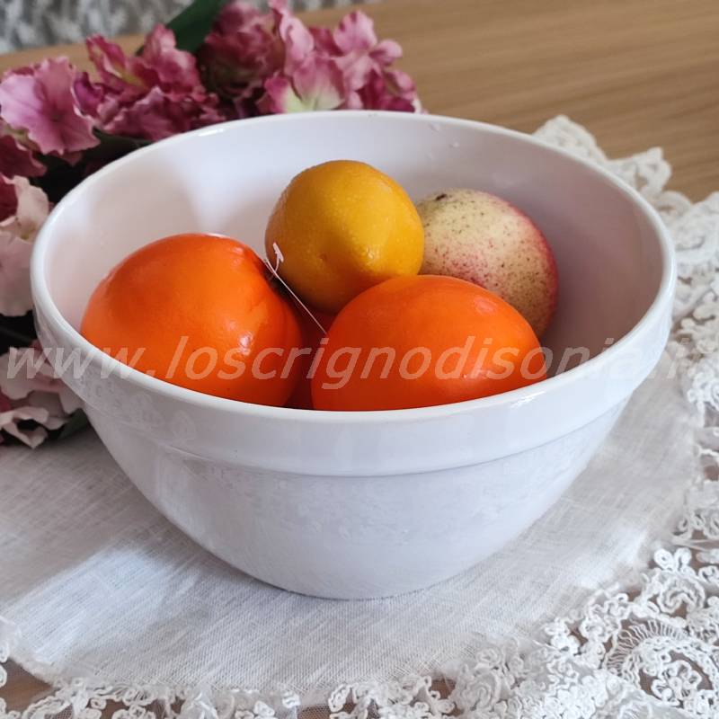Insalatiera in ceramica bianca della collezione Sorbetto firmata Blanc Mariclò. Vista ambientata