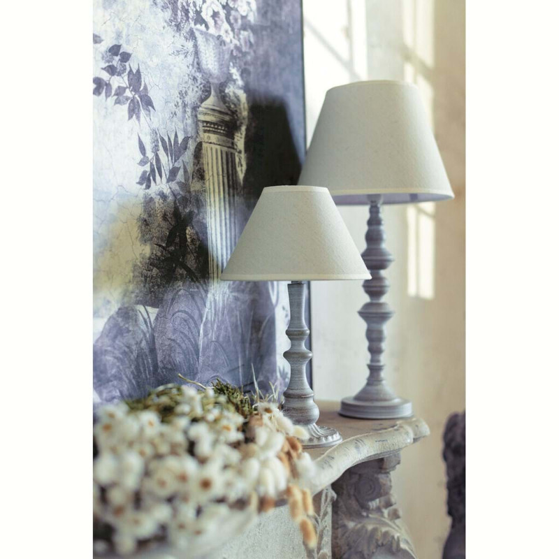Lampada shabby chic con paralume in lino, altezza 51 cm, serie Augusta di Blanc Mariclò. Vista frontale