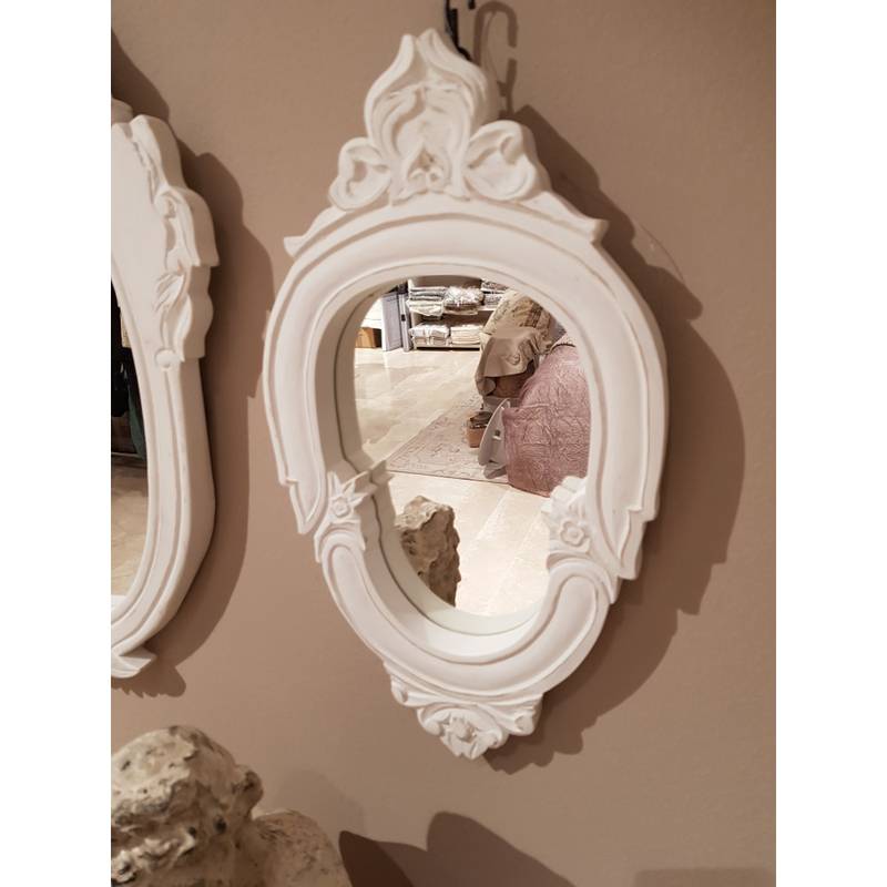 Specchio shabby chic di Blanc Mariclò con cornice in legno lavorato. Misura piccola. Vista frontale
