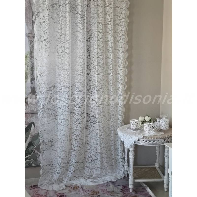 Tenda in pizzo ricamato, colore panna, collezione Dentelle firmata Blanc Mariclò. Vista frontale