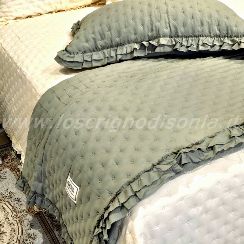 Copriguanciali trapuntati dal colore verde, in stile shabby chic della serie Louvre. Vista ambientata