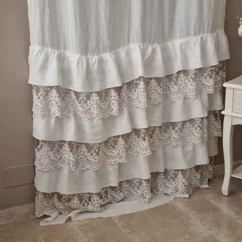 Tendone shabby in puro lino con balze in pizzo corinzio di Chez Moi, colore vintage fango. Vista frontale