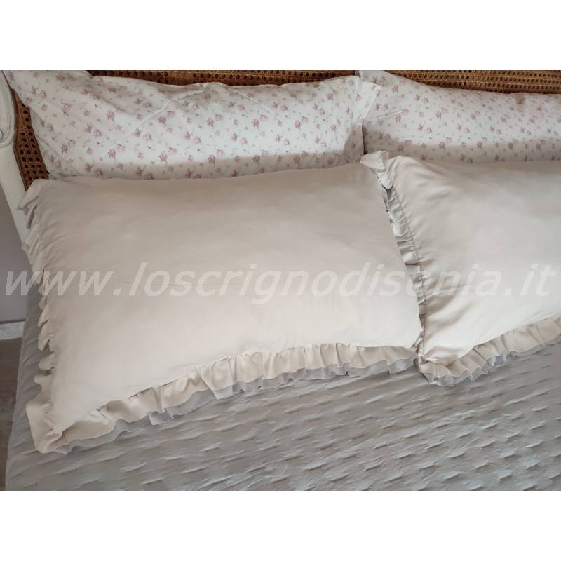 Federe copriguanciale con volant, colore avorio e grigio, serie Rochelle di Lovely Shabby. Vista dall'alto