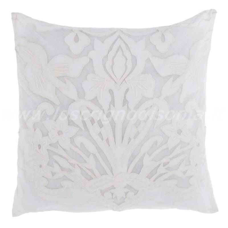 Copricuscino shabby chic in pizzo, colore off white, serie Romantic Soul di Blanc Mariclò. Vista frontale