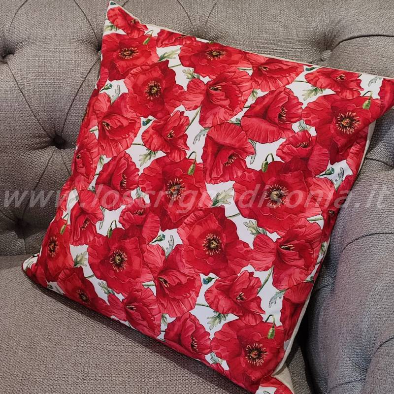 Cuscino arredo in stile shabby chic con stampa digitale floreale di papaveri. Vista ambientata