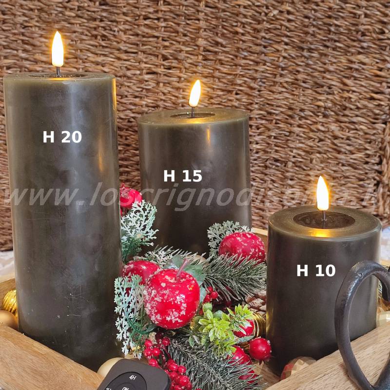 Candela a led con vera cera di colore verde scuro, in 3 diverse misure, firmata Deluxe Home Art. Vista frontale