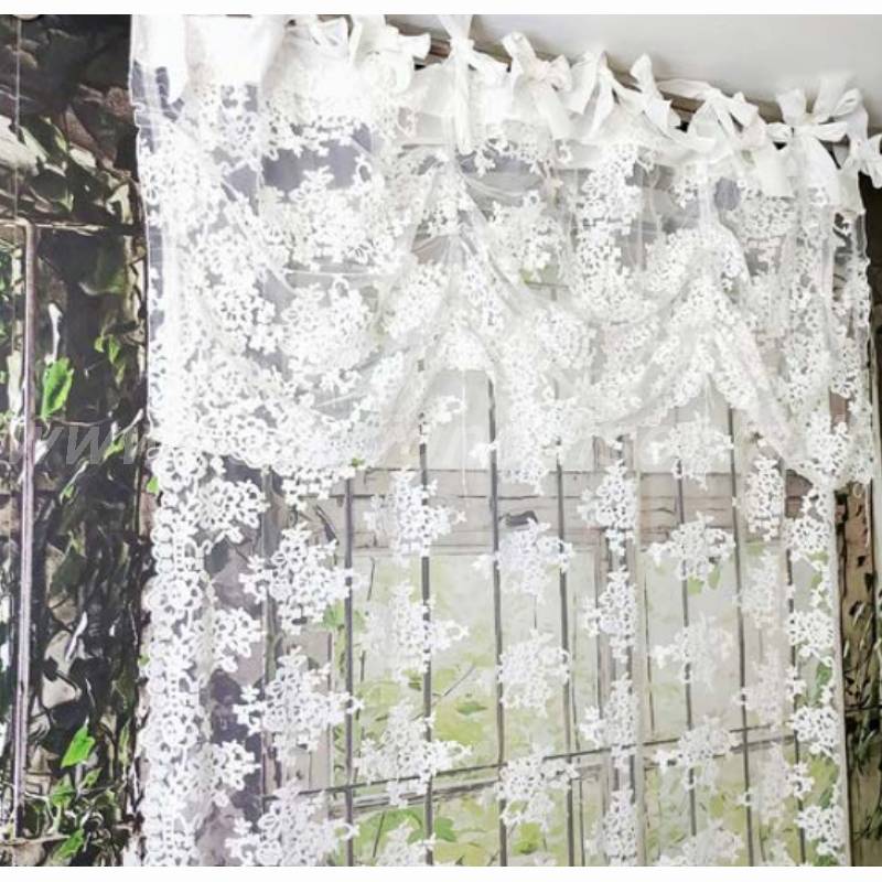 Mantovana shabby chic in pizzo Flora decorato, firmata Chez Moi. Misura 160x55 cm. Vista frontale