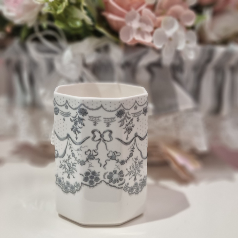 Portaspazzolini shabby in ceramica decorata, serie Dentelle Aquarelle di Mathilde M. Vista frontale