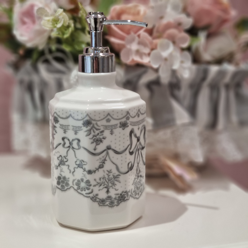 Dispenser sapone shabby in ceramica decorata, serie Dentelle Aquarelle di Mathilde M. Vista frontale