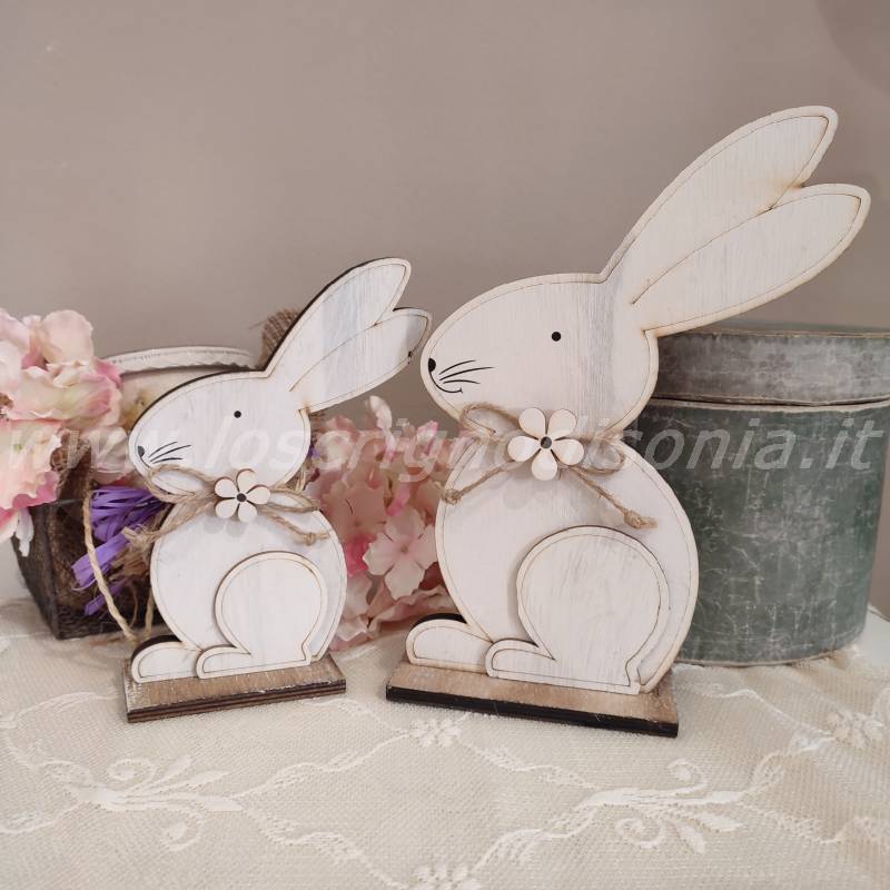 Conigli in legno, decorativi, con papillon a fiore, serie Clarissa di Nuvole di Stoffa. Vista frontale