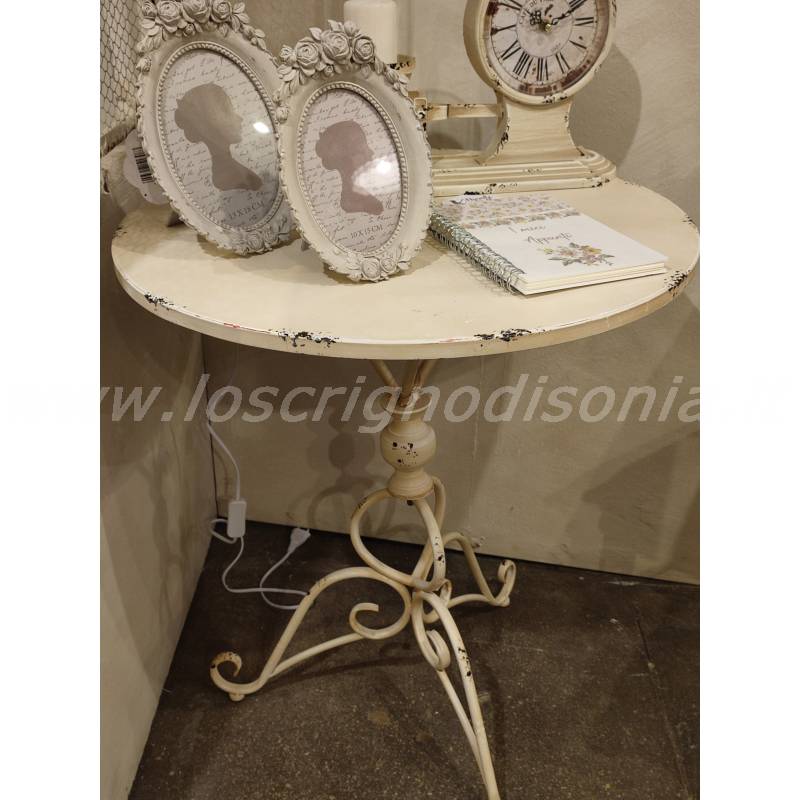 Tavolino rotondo shabby chic in metallo, serie Clarissa firmata Nuvole di Stoffa. Vista frontale
