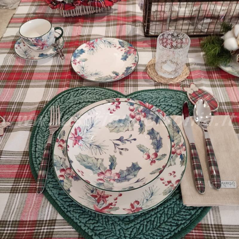 Set 2 posti tavola shabby chic con decoro agrifoglio della serie Annabel di Nuvole di Stoffa. Vista dall'alto