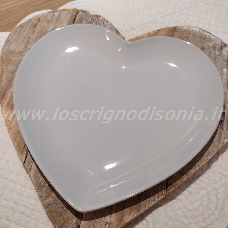 Piatto piano a forma di cuore, in ceramica, colore bianco, firmato Nuvole di Stoffa. Vista dall'alto