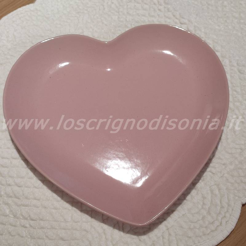 Piatto piano a forma di cuore, in ceramica, colore rosa pastello, firmato Nuvole di Stoffa. Vista dall'alto