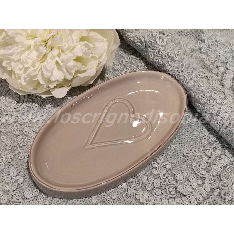 Portasapone shabby con decorato un cuore allungato, colore grigio, firmato Luxe Lodge. Vista dall'alto
