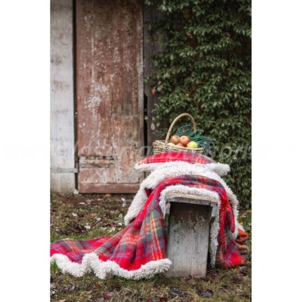 Plaid tartan di colore rosso con ecopelliccia, collezione Montana firmata Blanc Mariclò. Vista ambientata