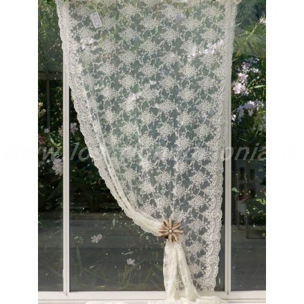 Tendone shabby in pregiato pizzo corinzio dal colore naturale realizzato da Chez Moi. Vista frontale