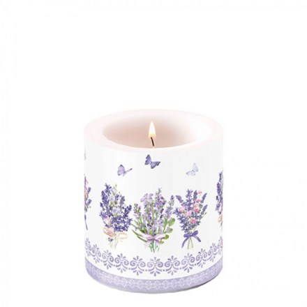 Candela decorata con fiori di lavanda, serie Lovely Lavander di Ambiente Europe. Vista frontale