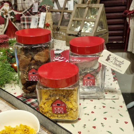Barattolo in vetro con coperchio rosso, stile country chic, serie The Rustic di Nuvole di stoffa. Vista frontale