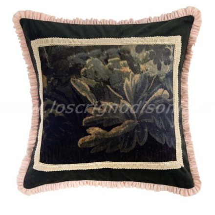 Cuscino arredo in velluto con piccolo volant della collezione Velvet firmata Blanc Mariclò. Vista frontale