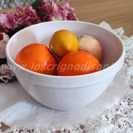 Insalatiera in ceramica bianca della collezione Sorbetto firmata Blanc Mariclò. Vista ambientata