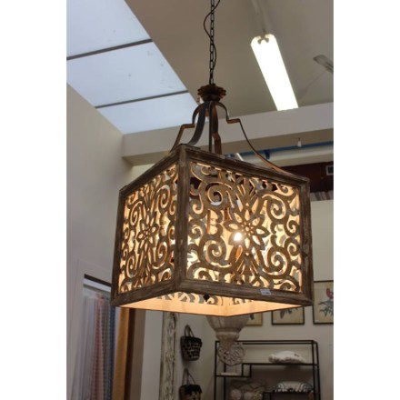 Lampadario in legno di abete intagliato, stile shabby chic, serie Pompei di Blanc Mariclò. Vista frontale