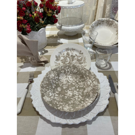 Set da 2 posti tavola in ceramica della serie Splendor di Blanc Mariclò, colore beige. Vista ambientata