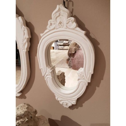 Specchio shabby chic di Blanc Mariclò con cornice in legno lavorato. Misura piccola. Vista frontale