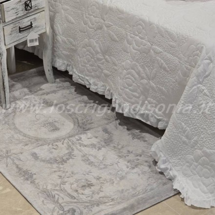 Tappetto shabby chic, serie Aubusson di Blanc Mariclò, colore grigio, misura 74x150 cm. Vista ambientata