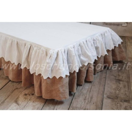 Vestiletto matrimoniale con doppia gala in cotone ricamato e iuta firmato Blanc Mariclò. Vista ambientata