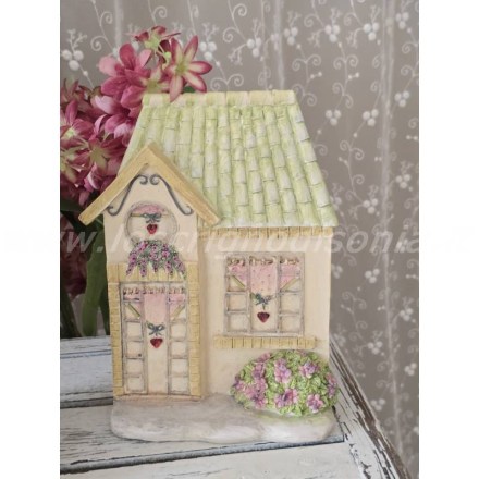 Casetta decorativa in resina, serie La Vie En Rose di Nuvole Di Stoffa, misure 16.5x7x21 cm. Vista frontale