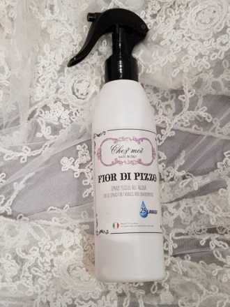 Profumatore per tessuti spray alla fragranza Fior di Pizzo prodotto da Chez Moi. Vista frontale