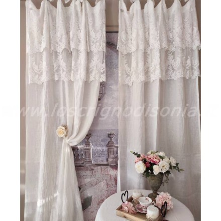 Tenda in lino con mantovana in pizzo Versailles, colore naturale, firmata Chez Moi. Vista frontale