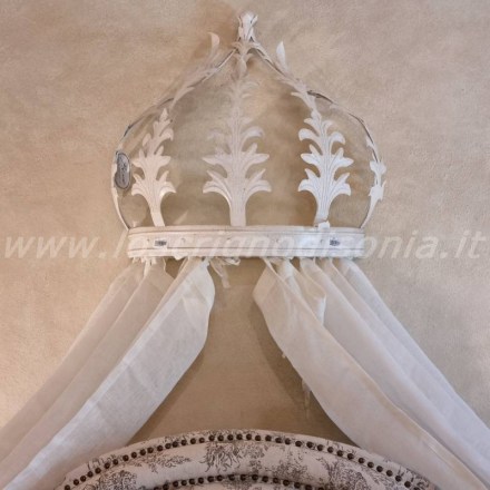 Ciel de lit in ferro battuto a forma di corona, serie Curly Collection firmata Blanc Mariclò. Vista frontale