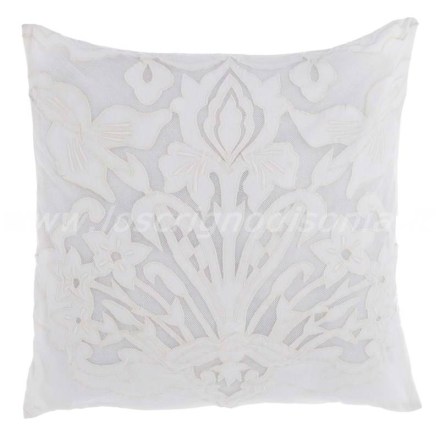Copricuscino shabby chic in pizzo, colore off white, serie Romantic Soul di Blanc Mariclò. Vista frontale
