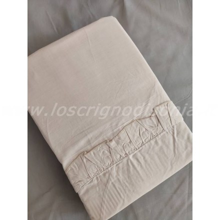 Parure copripiumino matrimoniale shabby chic con volant in cotone, colore beige. Vista dall'alto