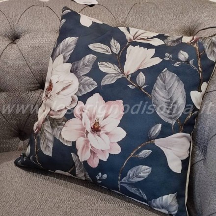 Cuscino arredo in stile shabby chic con stampa digitale floreale su fondo grigio. Vista ambientata