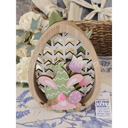 Uovo decorativo pasquale in legno, in stile shabby chic, con gnomi e fiori, variante 2. Vista frontale