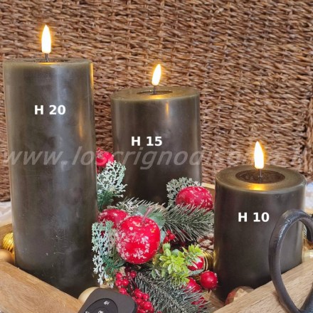 Candela a led con vera cera di colore verde scuro, in 3 diverse misure, firmata Deluxe Home Art. Vista frontale