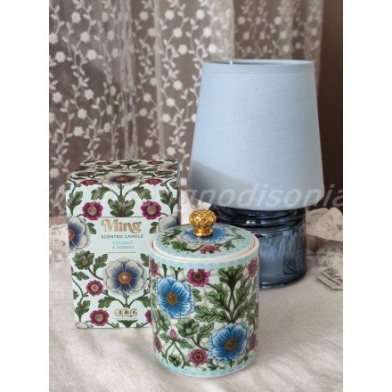 Candela profumata in vaso decorato, serie Ming di EDG, fragranza Coconut & Berries. Vista frontale