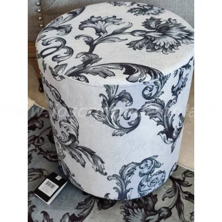 Pouf da camera rigido e rivestito in velluto, colore iceblue, serie Almond firmato Essenza. Vista ambientata