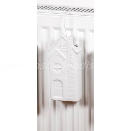 Umidificatore per termosifone firmato Isabelle Rose, in ceramica bianca, a forma di casetta. Vista frontale
