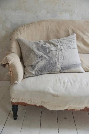 Copricuscino per divano con stampa vintage della serie Artist di Jeanne D'Arc Living. Vista frontale